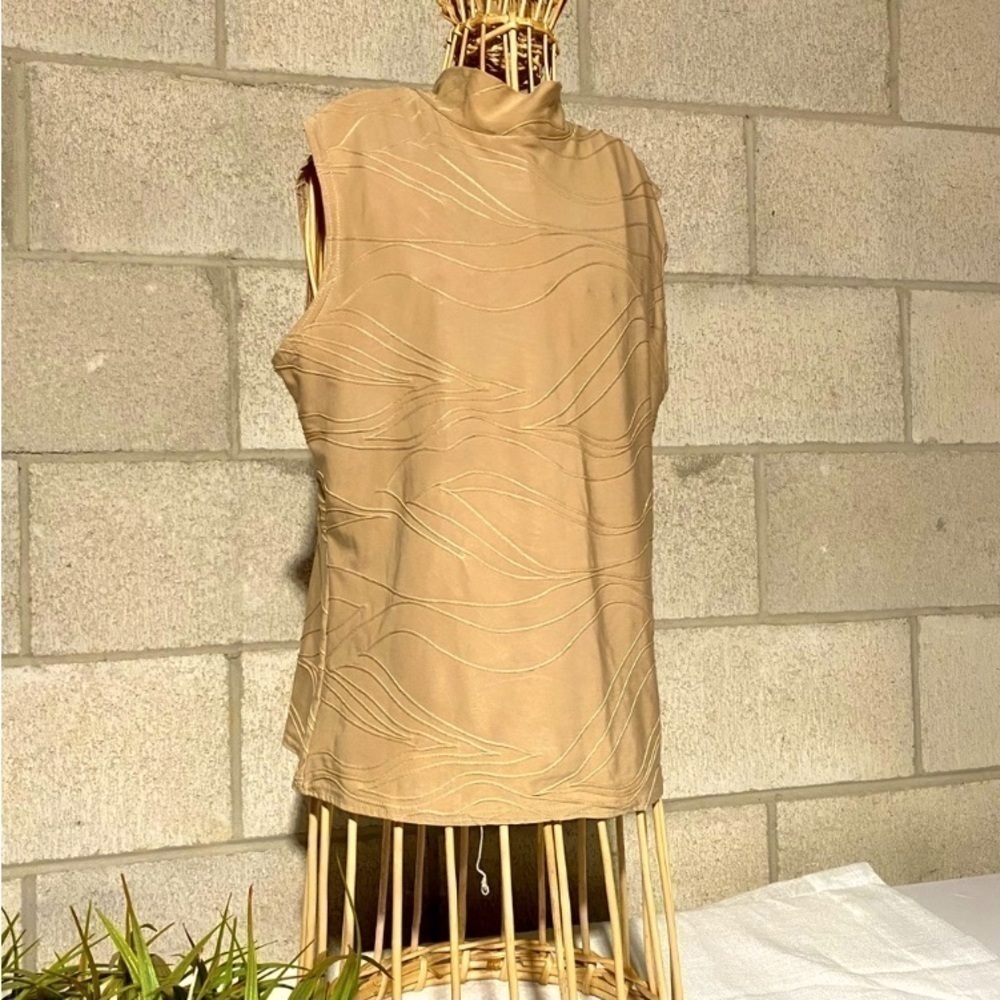 Dressy turtleneck top with wavy pattern in a warm tan gold colour‌